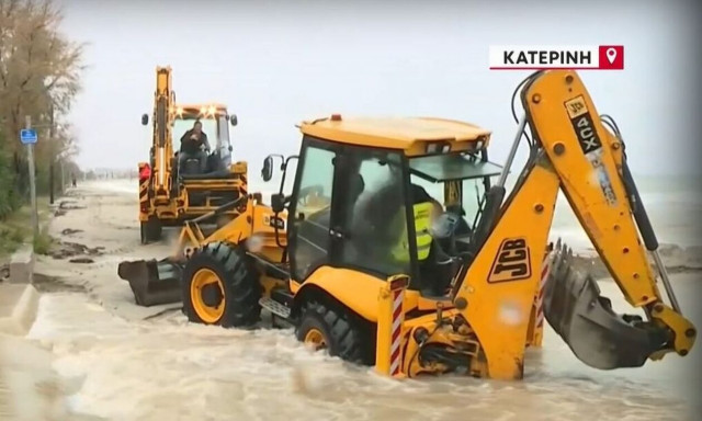 Κατερίνη: Εκσκαφέας απεγκλωβίζει εκσκαφέα που βυθιζόταν