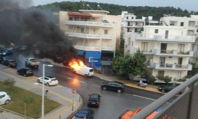 Ρέθυμνο: Η στιγμή που φλεγόμενο αυτοκίνητο «τσουλάει» στην κατηφόρα