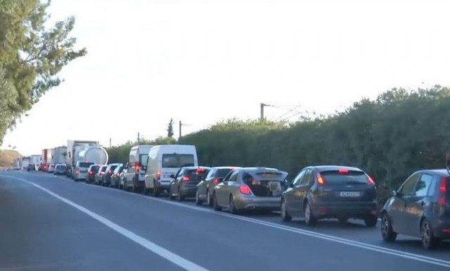 «Φράκαρε» η παλαιά εθνική οδός Αθηνών – Κορίνθου: Απίστευτη ταλαιπωρία για τους οδηγούς