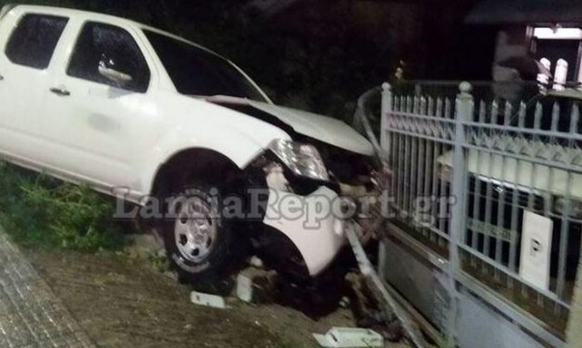 Λαμία: Τρελή πορεία αυτοκινήτου - Τα διέλυσε όλα