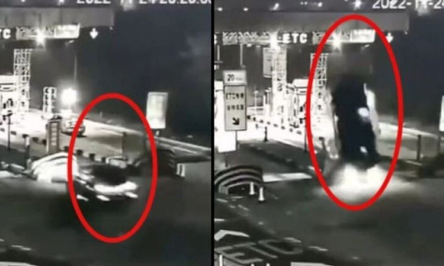 Τροχαίο που κόβει την ανάσα: Αυτοκίνητο χτυπά σε σταθμό διοδίων