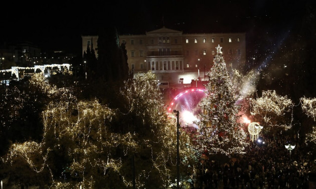 Εικόνες γεμάτες φως από το χριστουγεννιάτικο δέντρο στο Σύνταγμα