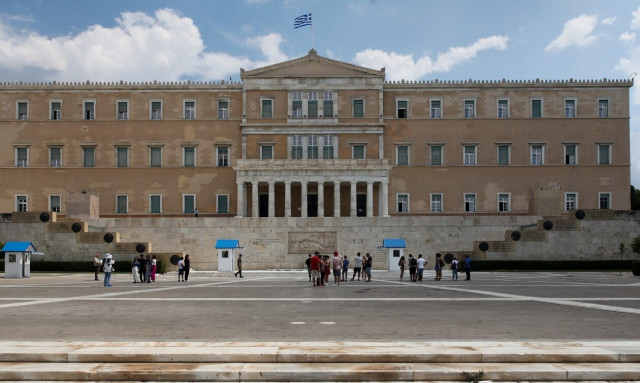 Σύνταγμα: 17χρονη προσπάθησε να μπει με μαχαίρι στη Βουλή