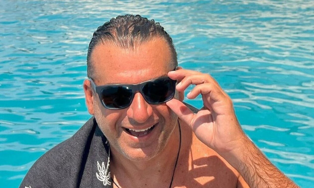 Γιώργος Λιάγκας: Εύχεται «καλά Χριστούγεννα» μέσα από τη θάλασσα