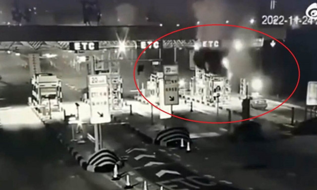 Δείτε μια τρομακτική σύγκρουση σε στηθαίο διοδίων (Video)