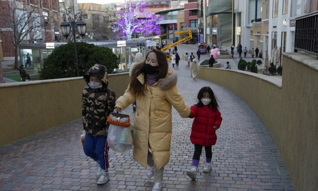 Κίνα: Χαλαρώνει μέτρα κατά του κορονοϊού - Αναζητάει τη «μαγική» λύση