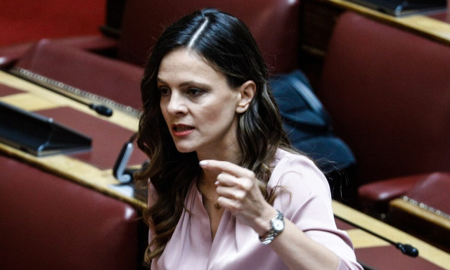 Έφη Αχτσιόγλου: «Η κυβέρνηση νομοθέτησε πλήρη ελευθερία των τραπεζών»