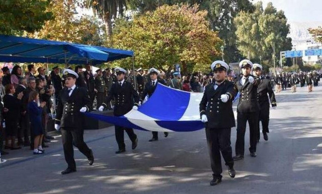 Η ελληνική σημαία από τη Σμύρνη που κυματίζει στη θάλασσα του Αιγαίου