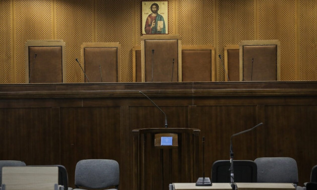 Ηλιούπολη: Σήμερα η δίκη του αστυνομικού που εξέδιδε την 19χρονη