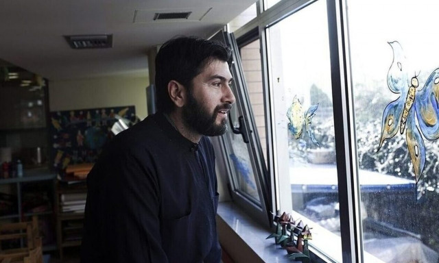 Κιβωτός του Κόσμου: Γιατρός βοηθά το παιδί του πατέρα Αντωνίου σε ΙΧ