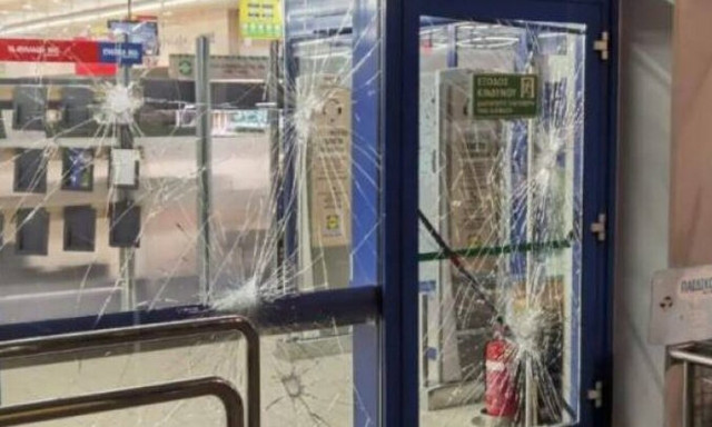 Πάτρα: Αντιεξουσιαστές έκαναν γυαλιά-καρφιά τρία σούπερ μάρκετ