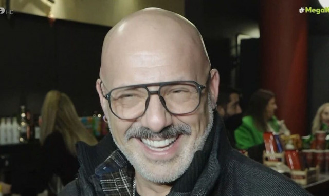 Έξαλλος με δημοσιογράφους ο Μουτσινάς: Μην το συνεχίζετε, δεν σέβεστε