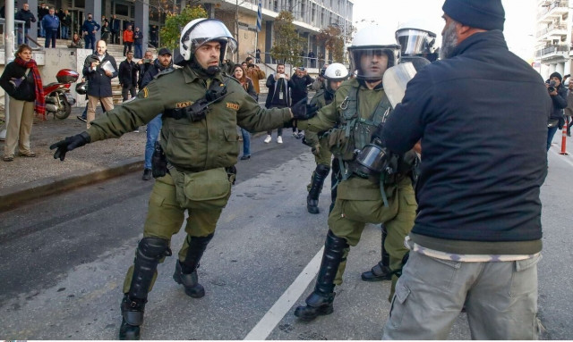 Police officer who shot on the head 16yo charged for attempted murder