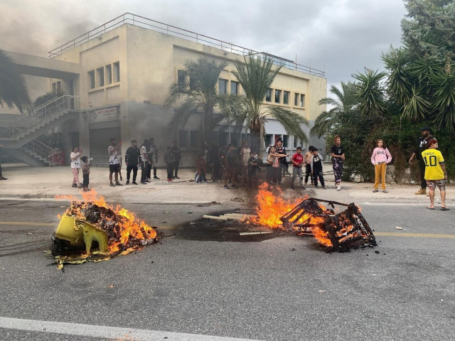 Ρομά έκλεισαν την Ε.Ο. Αθηνών-Κορίνθου - Επεισόδια και πετροπόλεμος