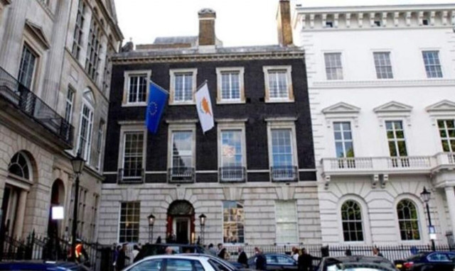 Διαμαρτυρία Τουρκοκυπρίων έξω από την Πρεσβεία της Κύπρου στο Λονδίνο