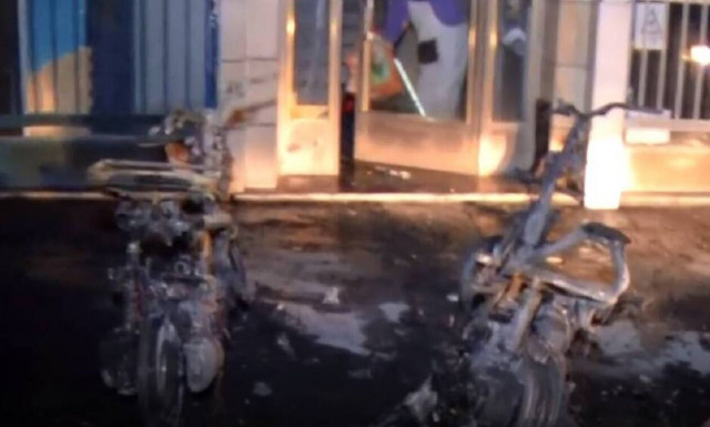 Κυψέλη: Εμπρησμός σε μοτοσικλέτες - Ζημιές στην είσοδο πολυκατοικίας