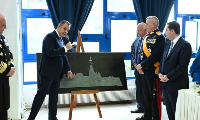 Νίκος Παναγιωτόπουλος: Στη γιορτή του Πολεμικού Ναυτικού – Το συμβολικό δώρο από τις Belh@rra