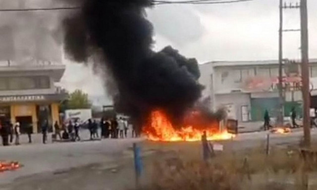 Θεσσαλονίκη: Επεισόδια με οδοφράγματα, πέτρες και φωτιές από Ρομά