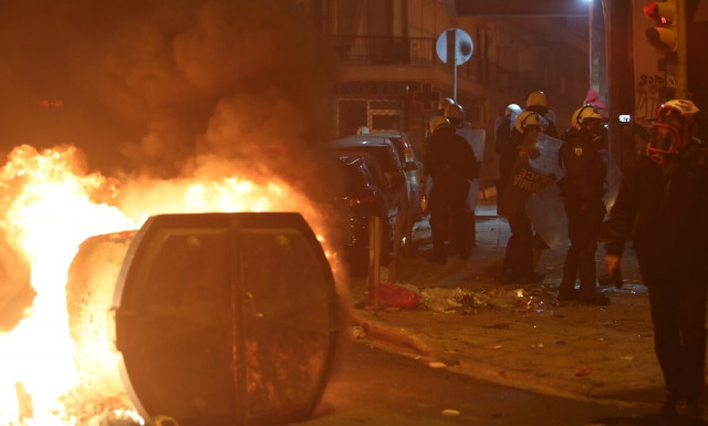 Θεσσαλονίκη: «Βροχή» από μολότοφ στην πορεία για τον Γρηγορόπουλο