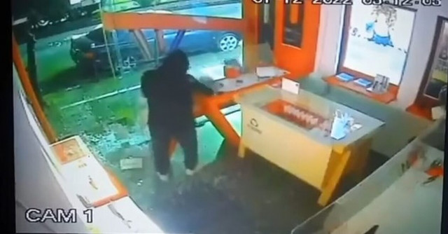 Βίντεο-ντοκουμέντο: Ληστές εισβάλλουν σε κατάστημα και το βανδαλίζουν