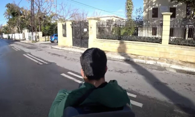 Κρήτη: Ο Κώστας μας δείχνει πόσο ξεδιάντροπα αντιμετωπίζονται τα ΑμεΑ