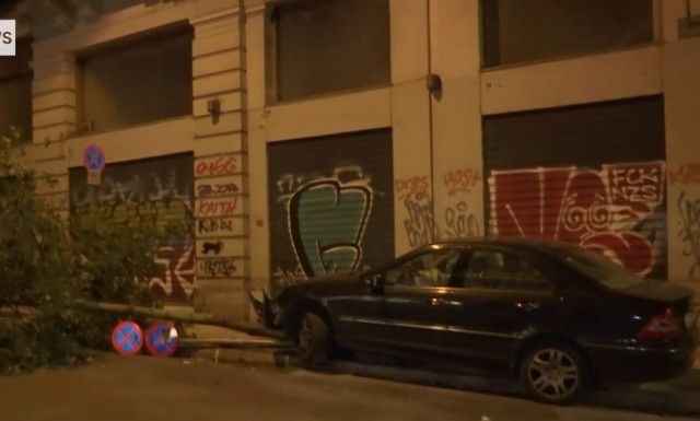 Αυτοκινητό «ξερίζωσε» δέντρο και πινακίδα στο κέντρο της Αθήνας