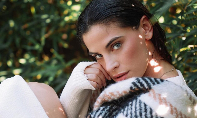 Μπόμπα: Ποζάρει με εσώρουχα κάτω από το Χριστουγεννιάτικο δέντρο