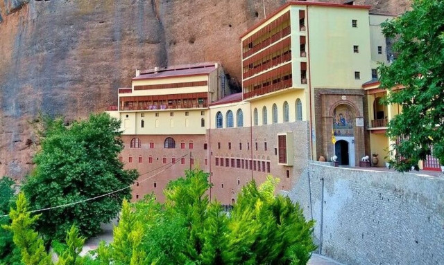 Σαν σήμερα 1943: Οι Ναζί εισβάλουν στη Μονή Μεγάλου Σπηλαίου