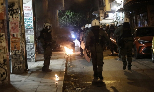 Επεισόδια στα Εξάρχεια - Καίγονται οχήματα