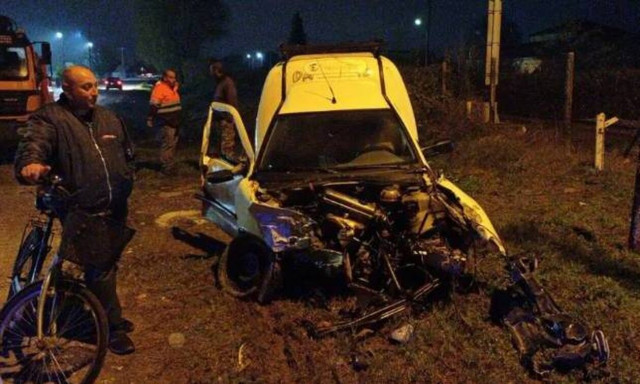 Παραλίγο τραγωδία στα Τρίκαλα: Σφοδρή σύγκρουση τρένου με αυτοκίνητο