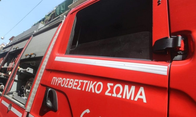 Φωτιά σε εγκαταλελειμμένο κτίριο στο κέντρο της Αθήνας