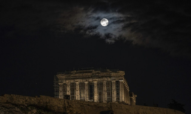 Παγωμένο φεγγάρι: Μαγικές φωτογραφίες από την Πανσέληνο του Δεκεμβρίου