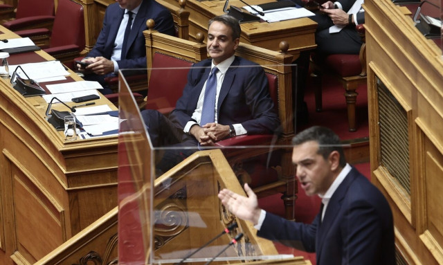 Η «μονομαχία» Μητσοτάκη - Τσίπρα στη Βουλή για τις υποκλοπές