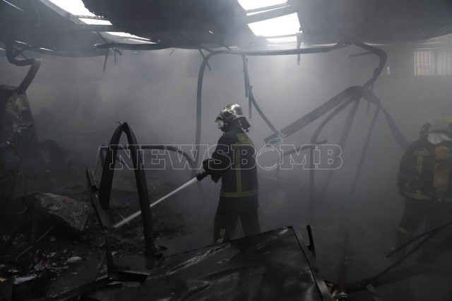 Φωτιά σε εργοστάσιο πολυεστερικών στον Ασπρόπυργο