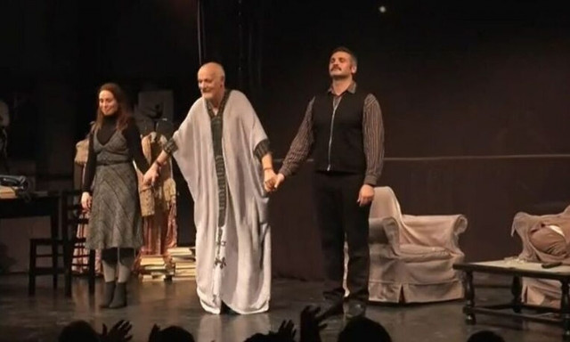 Γιώργος Κιμούλης: Διαμαρτυρία με πανό έξω από το θέατρο που έπαιζε