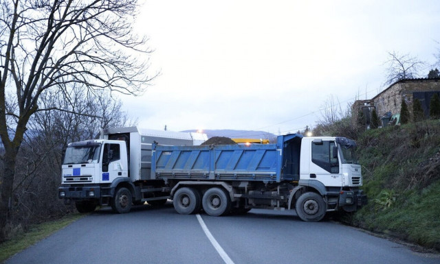 Κόσοβο: Σέρβοι στήνουν οδοφράγματα για να αποκλείσουν την κυκλοφορία