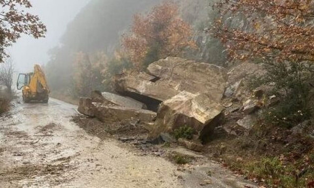 Ιωάννινα: Προβλήματα από καταπτώσεις - 8 μηχανήματα ανοίγουν δρόμους