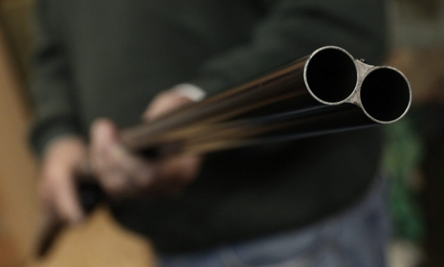 Ηράκλειο: Περίμενε τη σύζυγό του στο σπίτι κρατώντας καραμπίνα