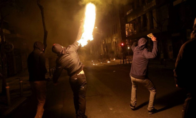 Καταδρομική επίθεση με μολότοφ στο ΑΤ Ακροπόλεως