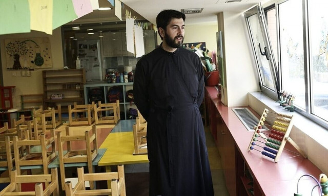 Κιβωτός του Κόσμου: Δύο φορτηγά γέμισαν τα πράγματα του πατέρα Αντώνιου