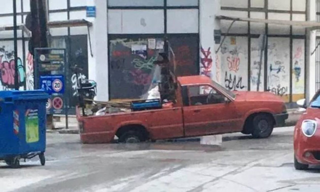 Τρίκαλα: Λακούβα στον δρόμο «κατάπιε» αγροτικό