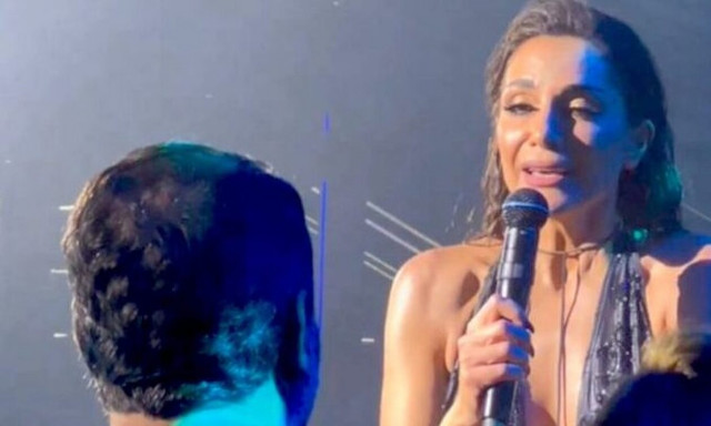 Ασυγκράτητη η Βανδή: Το δημόσιο φιλί στον Μπισμπίκη τα είπε όλα (vid)