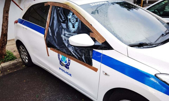 Ζημιές σε οχήματα της ΕΛΑΣ από την επίθεση στο ΑΤ Ακροπόλεως (pics)