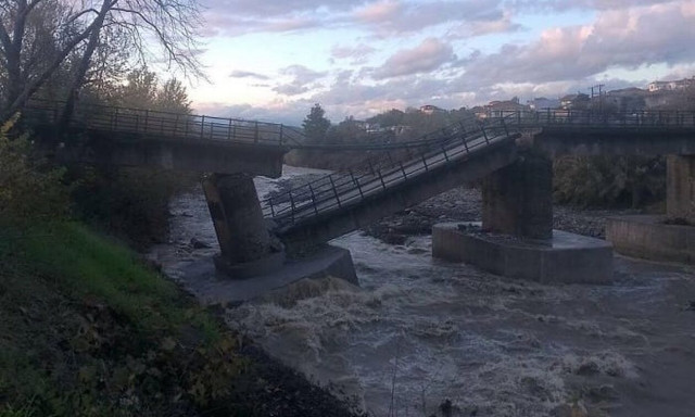 Κακοκαιρία Gaia: Κατέρρευσε γέφυρα στην Άρτα - Πού υπάρχουν μεγάλα προβλήματα