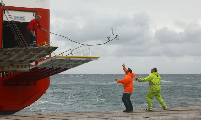 Απαγόρευση απόπλου: Μπλόκο σε Ραφήνα, Λαύριο, κανονικά από Πειραιά