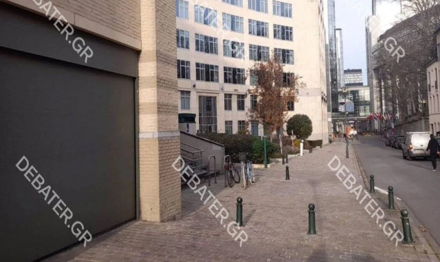 Το DEBATER έξω από το σπίτι της Εύας Καϊλή στις Βρυξέλλες