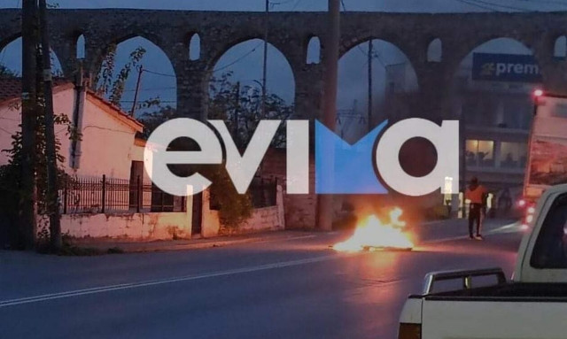 Εύβοια: Ρομά άναψαν φωτιές σε κεντρικό δρόμο της Χαλκίδας