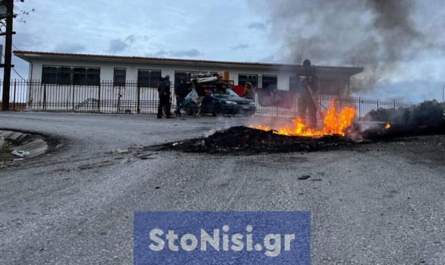 Μυτιλήνη: Φωτιές και πετροπόλεμος κοντά σε καταυλισμό Ρομά