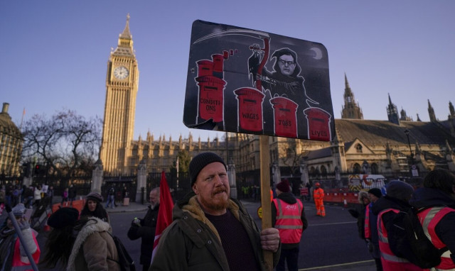 Σε απεργιακό κλοιό η χώρα
