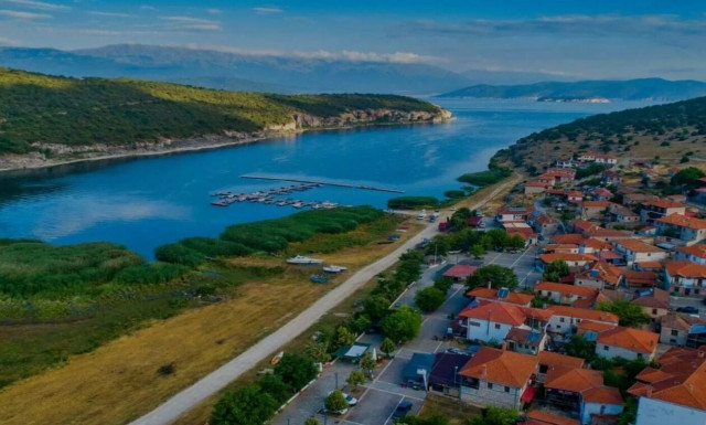 Ψαράδες: Το μαγευτικό χωριό της λίμνης που θα σε μαγέψει